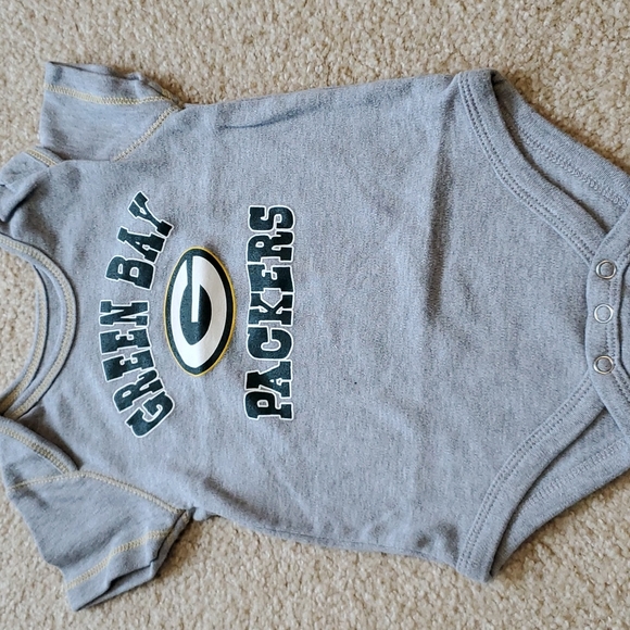 Bundle - 4 Green Bay Packer onesies, size 12 months - Picture 6 of 9